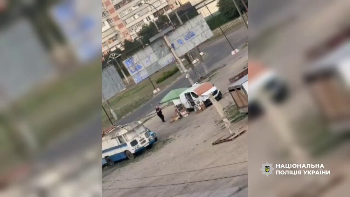 IMAGES HORRIFIQUES : Un drone russe a frappé un civil sur un marché de Kherson.
