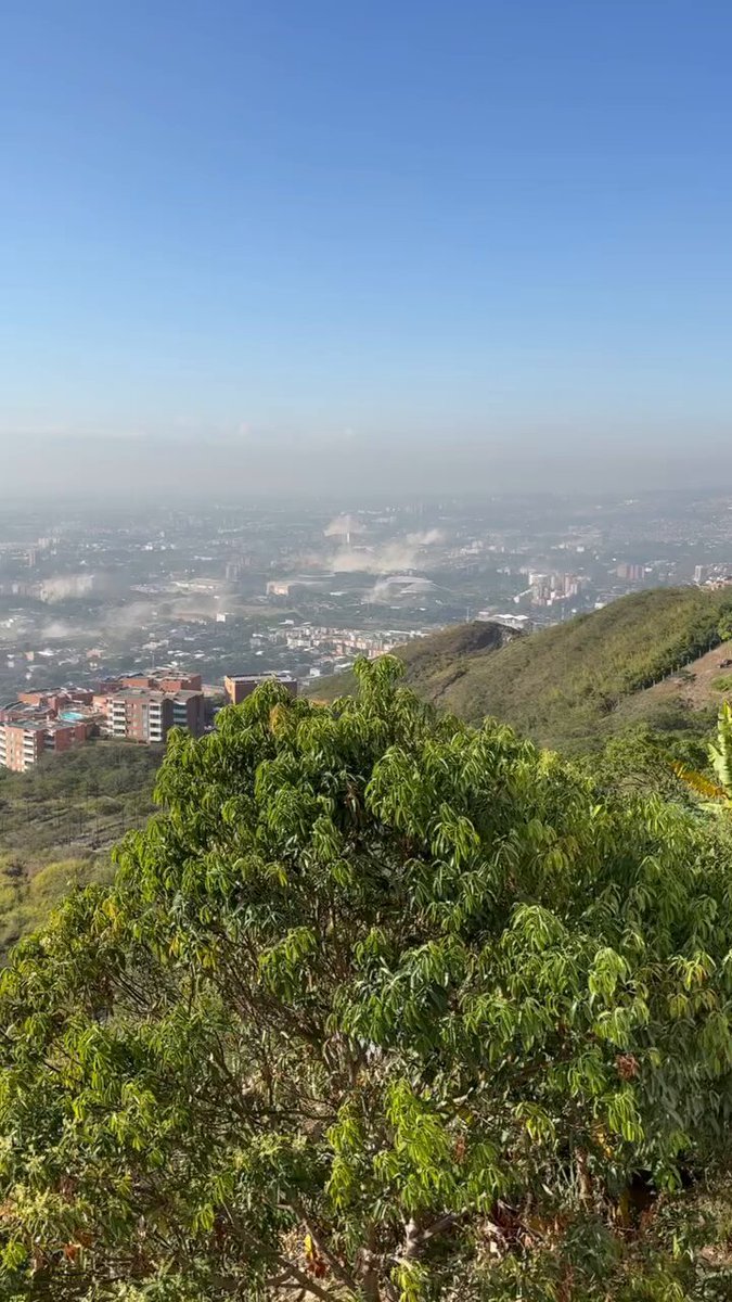 La vidéo semble montrer plusieurs bâtiments s'effondrant à Cali, en Colombie, à la suite d'un puissant…