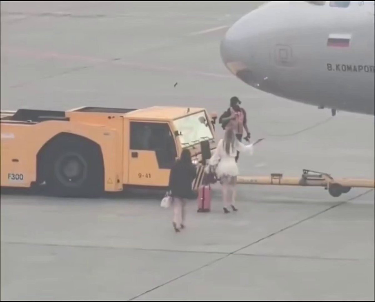 Deux passagers qui ont raté leur vol à l'aéroport Sheremetyevo de Moscou ont couru sur le tarmac et se…