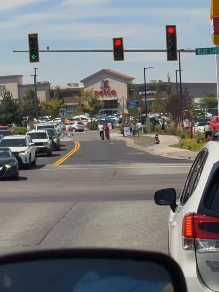 Un homme armé ouvre le feu sur un hamburger In-N-Out à Twin Falls, Idaho ; aucun mot sur les blessures.
