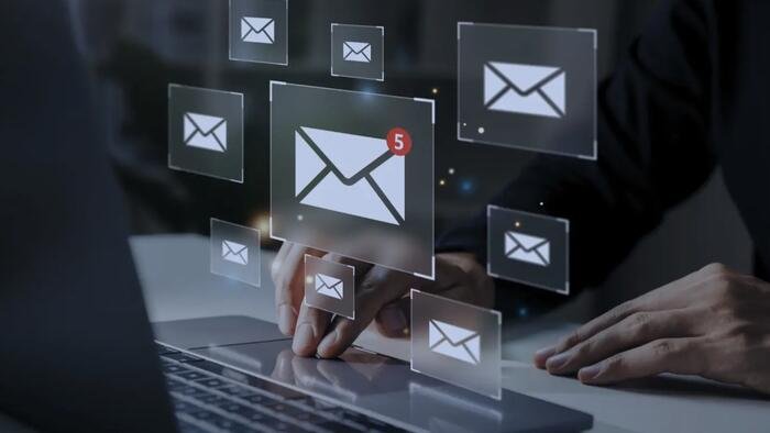 Les informations sensibles continuent d'être envoyées dans des e-mails sans réponse, et un seul homme obtient tout