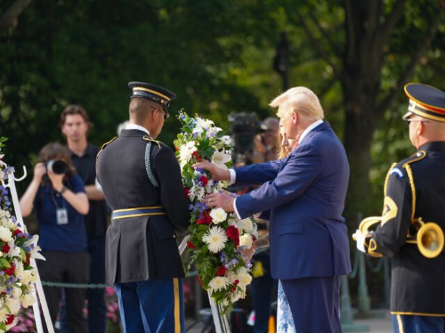 Trump-Tribute-to-13-Soldiers-640x480