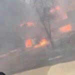 Des maisons brûlent à Spokane, Washington alors qu'un incendie de forêt se propage dans la région