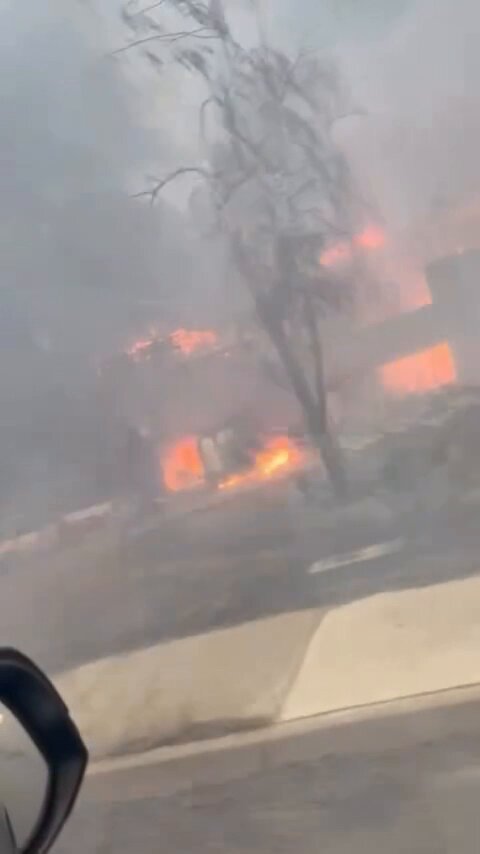 Des maisons brûlent à Spokane, Washington alors qu'un incendie de forêt se propage dans la région