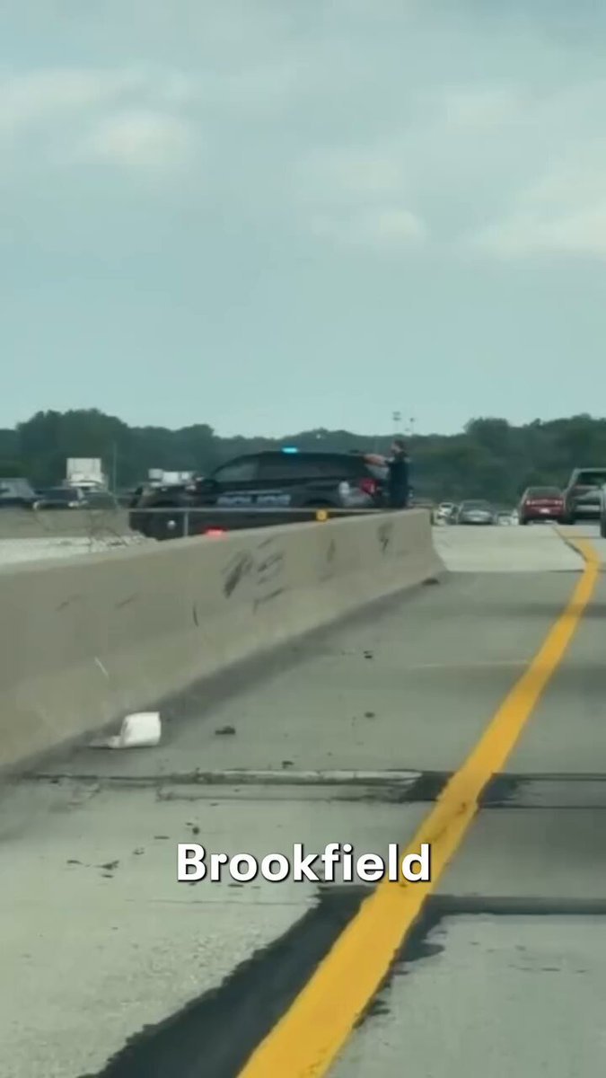 La police a fermé l'I-94, enfermé dans un SUV argenté et a tenu deux personnes sous la menace d'une arme…