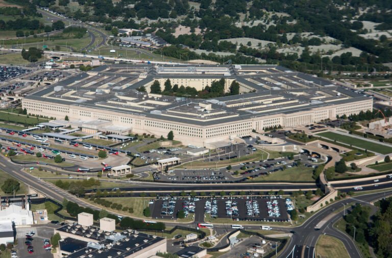Le Pentagone révoque l’éligibilité à la sécurité de l’ancien secrétaire de l’Air Force suite à une fuite présumée
