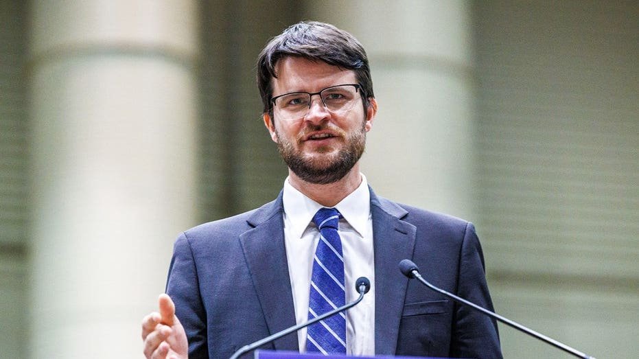 Le co-fondateur du Sunrise Movement bat les Démocrates soutenus par l’establishment dans une course cruciale au Michigan