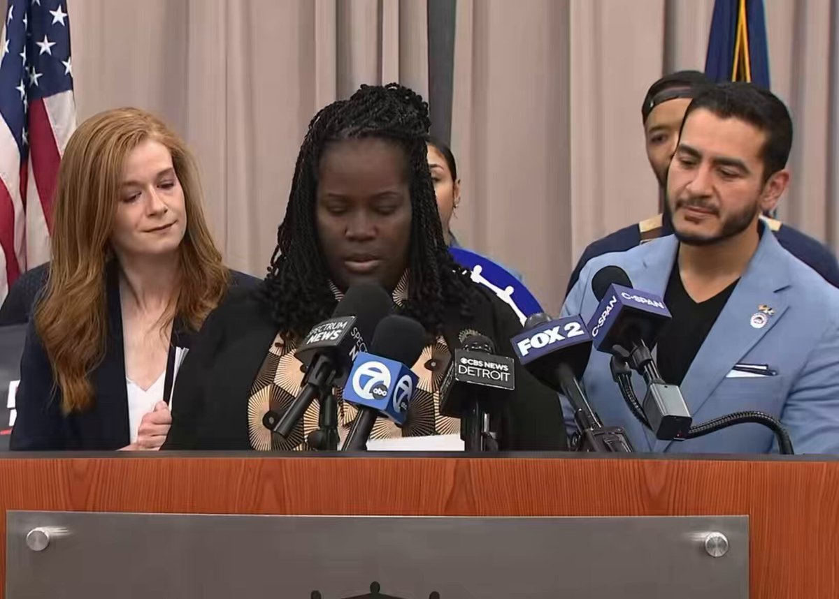 🤨 Pourquoi cette femme a-t-elle l'air et l'air si perturbée lorsqu'elle parle lors d'un rassemblement pour…