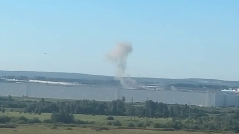 Images d’un drone d’attaque ukrainien FP-2 percutant un centre de distribution russe Wildberries à…