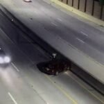 Une vidéo dramatique montre une personne échappant de peu à la mort en sautant sur une barrière en béton…