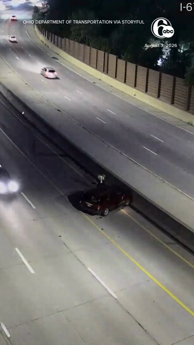 Une vidéo dramatique montre une personne échappant de peu à la mort en sautant sur une barrière en béton…