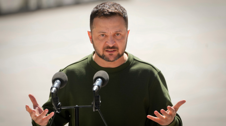 Des milliards d’aide américaine à l’Ukraine scrutés à la loupe alors que la corruption ébranle le cercle restreint de Zelensky