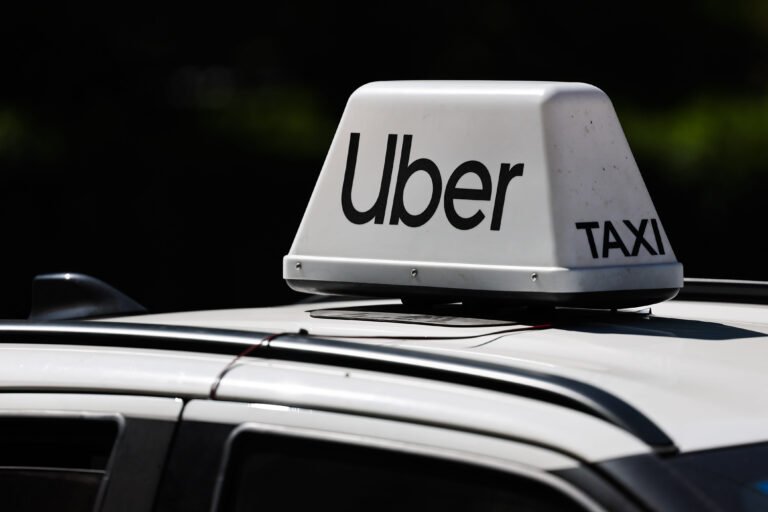 Le stock d'Uber chute alors que les prévisions de réservations sont décevantes ; Le PDG parie sur la poussée du robotaxi pour développer son activité globale