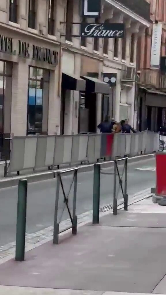 Un homme criant "Allahu Akbar a attaqué aujourd'hui 2 femmes et 1 homme policiers à Toulouse, en France.