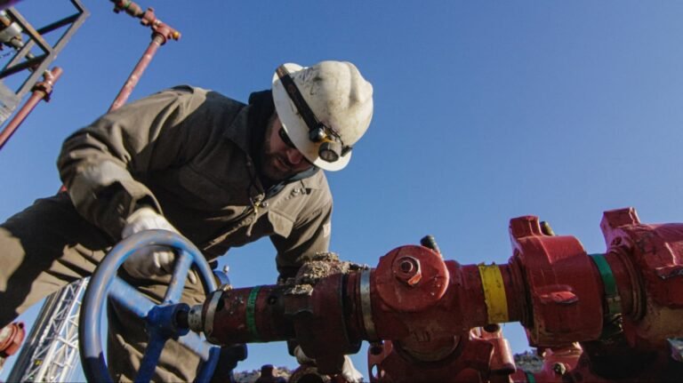 Il a pris sa retraite des champs de pétrole mais a pris 30 000 $ pour rester de garde. La sécurité sociale l'a compté avant que le téléphone ne sonne.