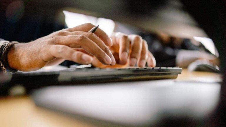 Un agent IA pirate le système d’une salle de sport pour progresser sur la liste d’attente