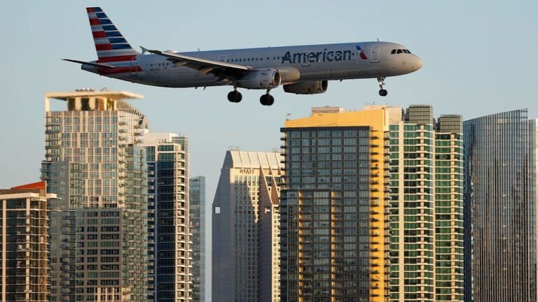 Un vol d’American Airlines atterrit en toute sécurité après que la batterie d’un ordinateur portable a pris feu à bord ; passager blessé