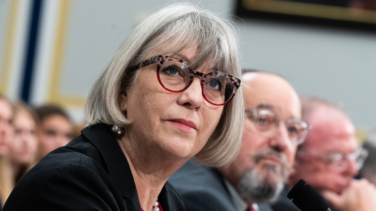 Le directeur du Smithsonian en difficulté a amené l'activisme « marxiste » et l'agenda politique à ses rôles tout au long de sa carrière : historien