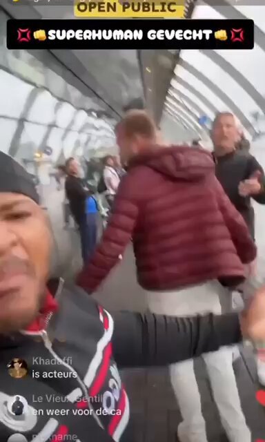 Quatre personnes, dont le suspect, ont été poignardées derrière la gare centrale d'Amsterdam après une…