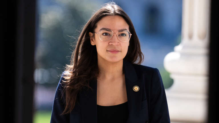 Les conservateurs détruisent l'AOC alors qu'elle tente d'écarter la vague radicale « Woke 1 » au milieu des spéculations sur 2028.