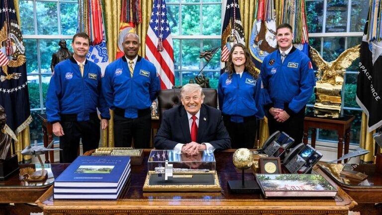 Trump rendra hommage aux astronautes d’Artemis II qui ont voyagé plus loin de la Terre que n’importe quel humain dans l’histoire