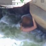 Emportée par la rage de la rivière Kern, une femme est retrouvée accrochée au dessous d'une falaise.