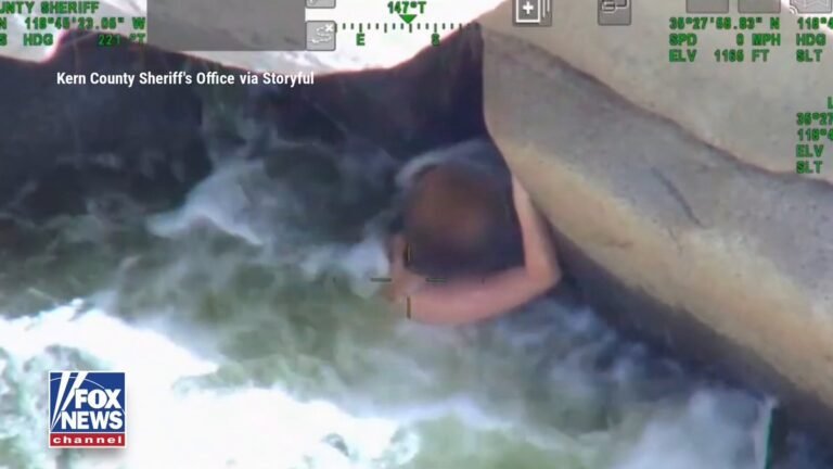 Emportée par la rage de la rivière Kern, une femme est retrouvée accrochée au dessous d'une falaise.