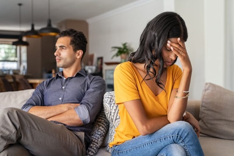 Mon fiancé vaut 2 millions de dollars et dit que je « n’apporte rien à la table », je dois donc signer un contrat de mariage – dois-je m’en aller ?