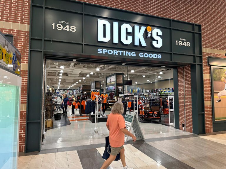 Mises à jour des résultats en direct : les actions de Dick's Sporting Goods chutent de près de 30 %, la direction met en garde contre une "douleur" à venir