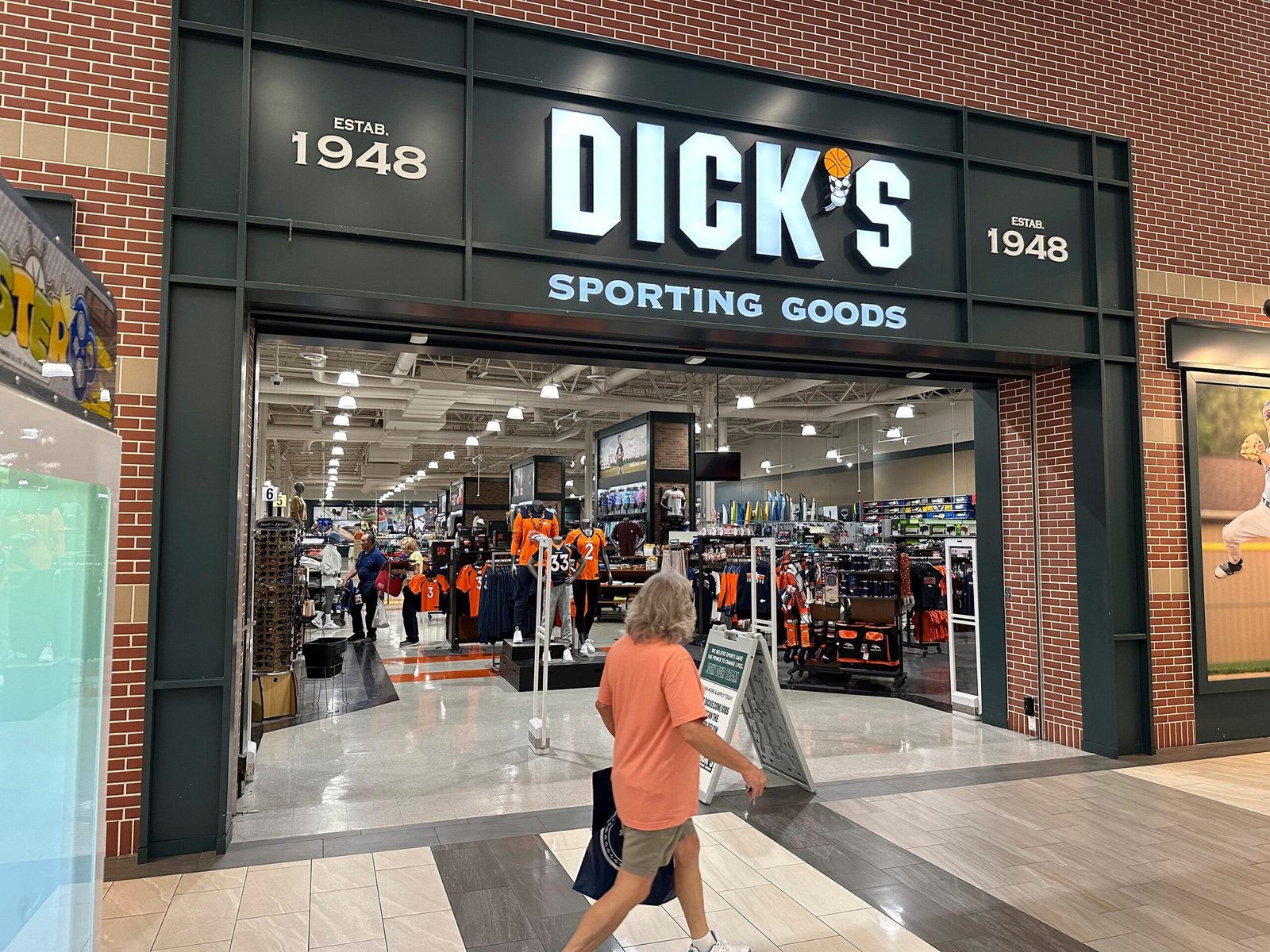 Mises à jour des résultats en direct : les actions de Dick's Sporting Goods chutent de près de 30 %, la direction met en garde contre une "douleur" à venir