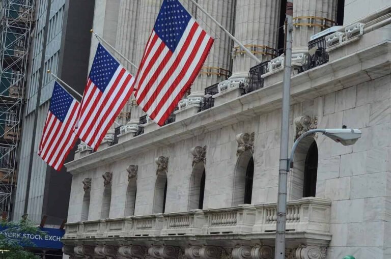 Les indices boursiers terminent principalement en baisse en raison de la faiblesse du fabricant de puces