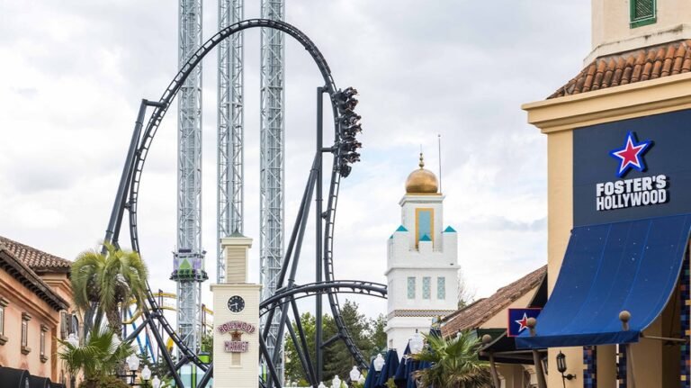 Parkgoer transporté par avion après l'incident des montagnes russes de Batman, laissant l'homme avec des fractures aux deux jambes