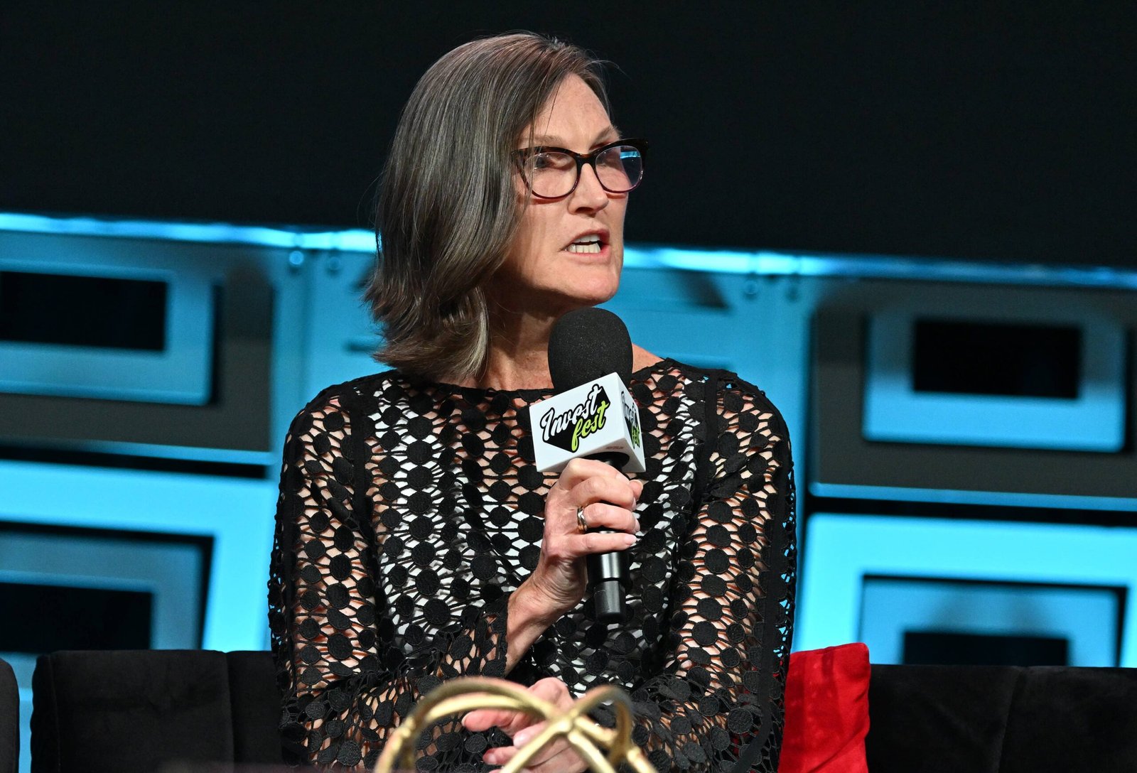 Cathie Wood vend 5,5 millions de dollars d'actions technologiques en forte hausse