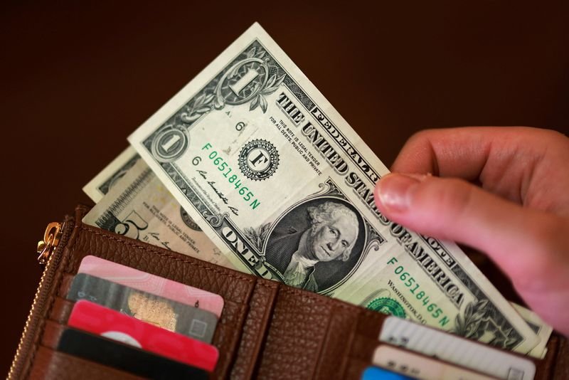 Le dollar baisse légèrement suite aux sanctions contre l'Iran et aux rachats du Trésor