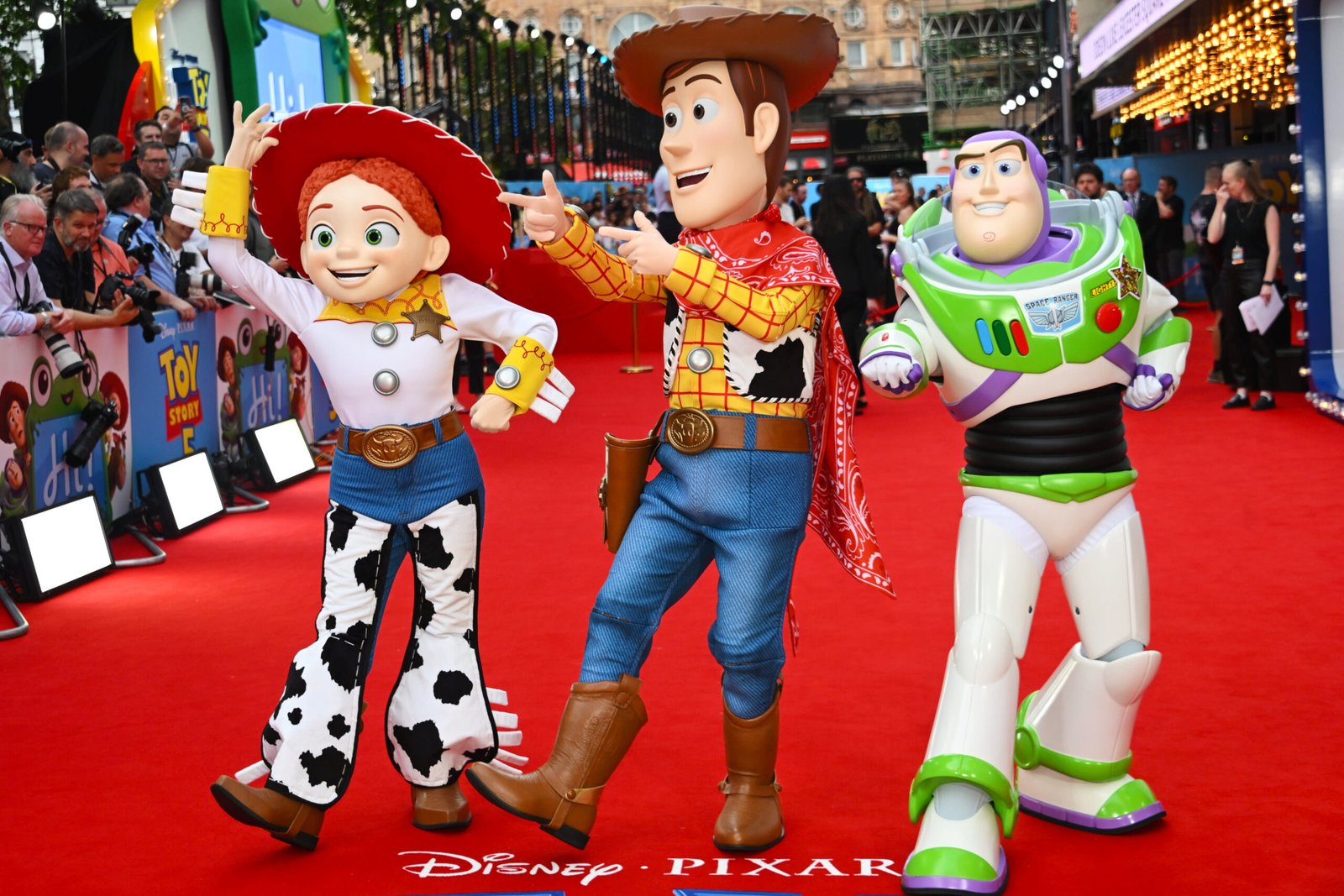 Les bénéfices de Disney au troisième trimestre dépassent les estimations en termes de demande d'expériences et la société se retire de sa participation dans A+E Media