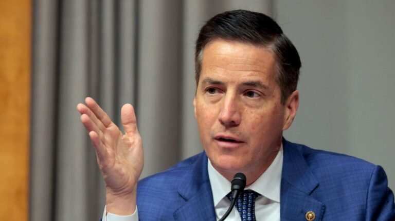 Le sénateur Bernie Moreno appelle son ex-gendre à démissionner de House et à obtenir une « aide psychologique sérieuse »