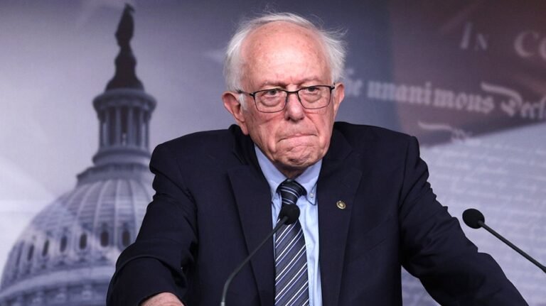 Bernie Sanders demande aux démocrates d'interdire les super PAC des primaires et fustige l'AIPAC et son « système corrompu »
