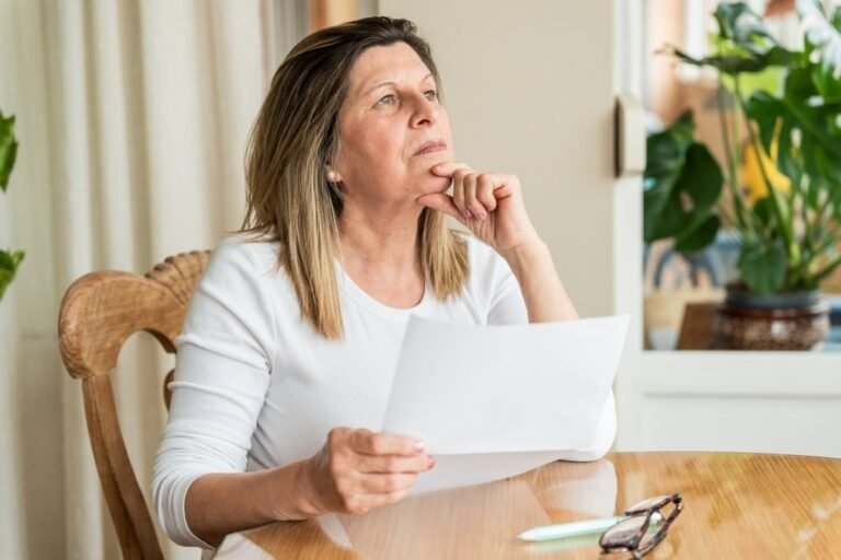 Une femme de 55 ans a surmonté son divorce avec 750 000 $ – la famille de son ex la qualifie d'« irresponsable » de ne pas en avoir donné à leurs enfants maintenant