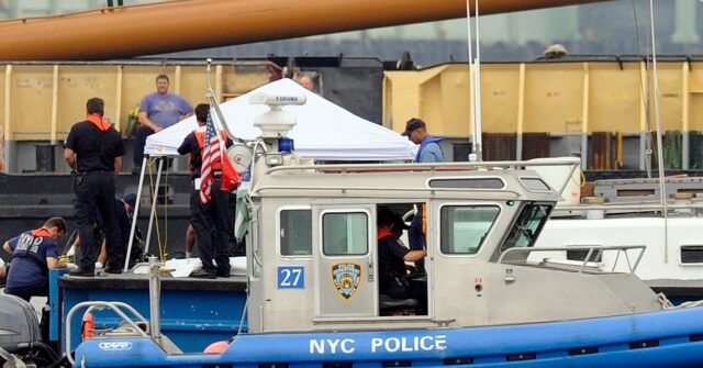 Vidéo : Une femme et un bébé sont morts après le chavirage d'un bateau chargé de 14 passagers près de la Statue de la Liberté