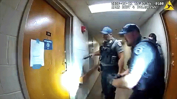 REGARDER: Un homme accusé d'avoir pointé un lance-flammes sur des agents signataires d'un avis d'expulsion dans une vidéo sauvage de bodycam