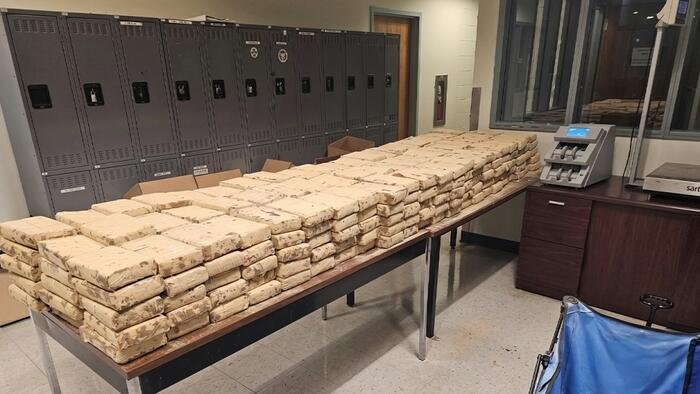 20 millions de dollars de cocaïne découverts sous le plancher d'une remorque de camion à la frontière californienne