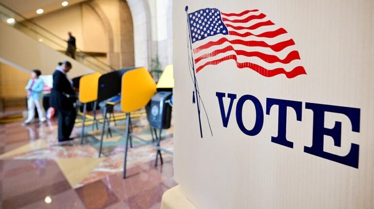 Un républicain qui aurait abandonné ses études bat le choix de Trump lors des primaires clés du district charnière
