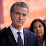 Newsom cible une compression majeure des prix dans le cadre d’une convergence « frappante » avec Trump