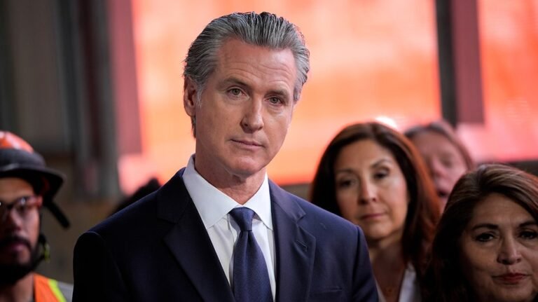 Newsom cible une compression majeure des prix dans le cadre d’une convergence « frappante » avec Trump