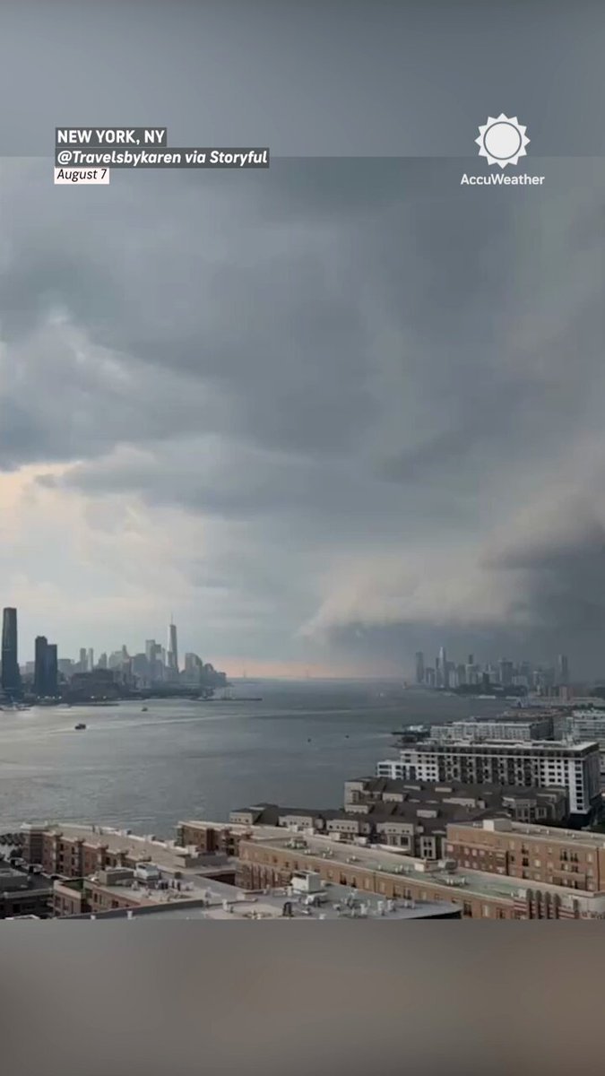 Des nuages ​​d'orage menaçants ont balayé l'horizon de la ville de New York à l'approche de violents…