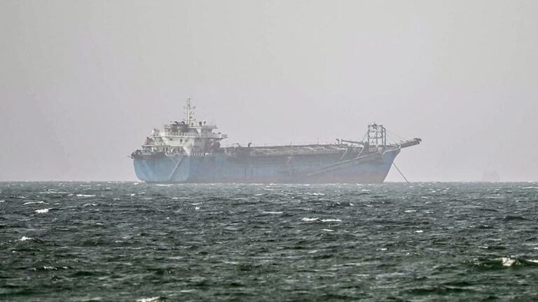 Un navire commercial touché par un projectile dans le détroit d'Ormuz au milieu des négociations américano-iraniennes