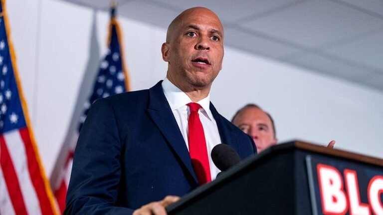 REGARDER: Booker continue de rejeter le SAVE Act malgré le scandale explosif des listes électorales du New Jersey