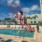 Le bras de la grue s'effondre dans la piscine sur le toit d'un condo à Miami alors que les travailleurs s'accrochent à la structure pendante