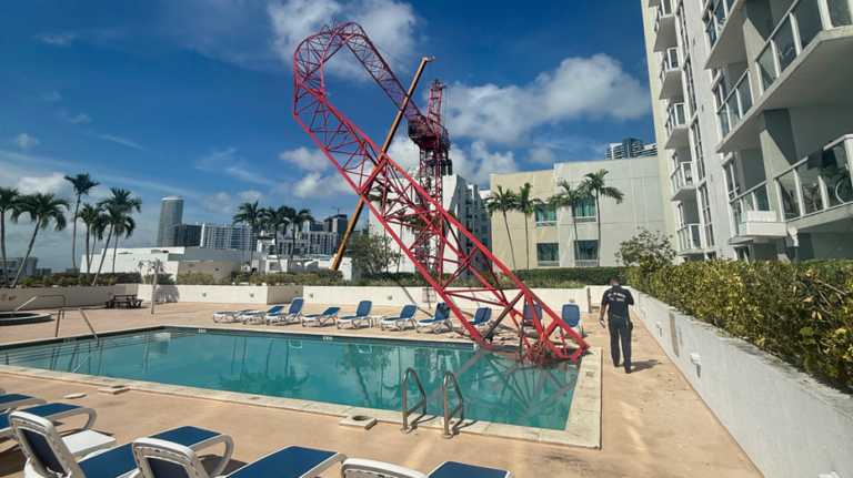 Le bras de la grue s'effondre dans la piscine sur le toit d'un condo à Miami alors que les travailleurs s'accrochent à la structure pendante