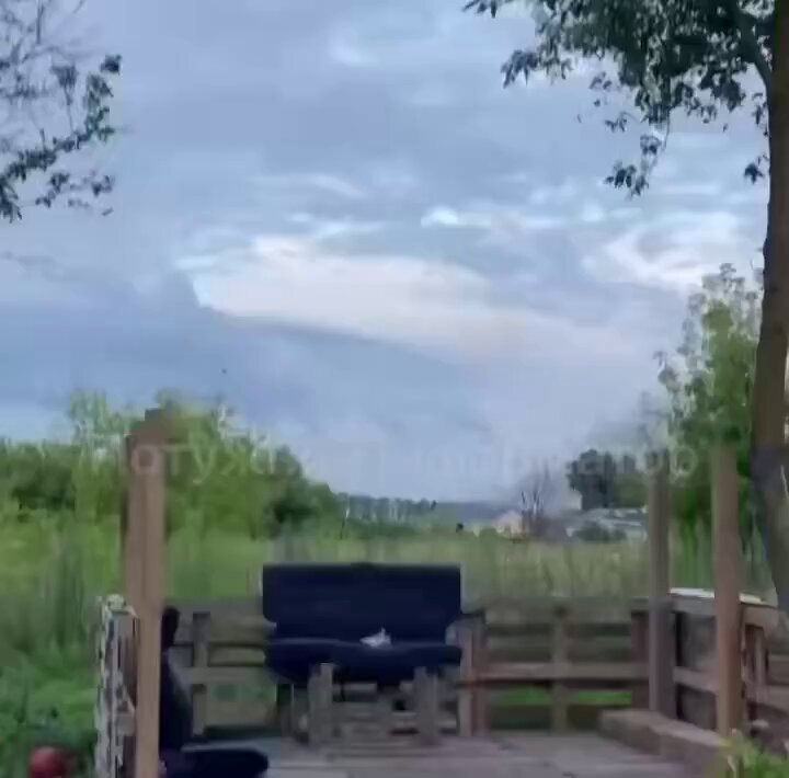 Une nouvelle vidéo d'un énorme missile de croisière FP-5 survolant la Russie montre que les Ukrainiens…